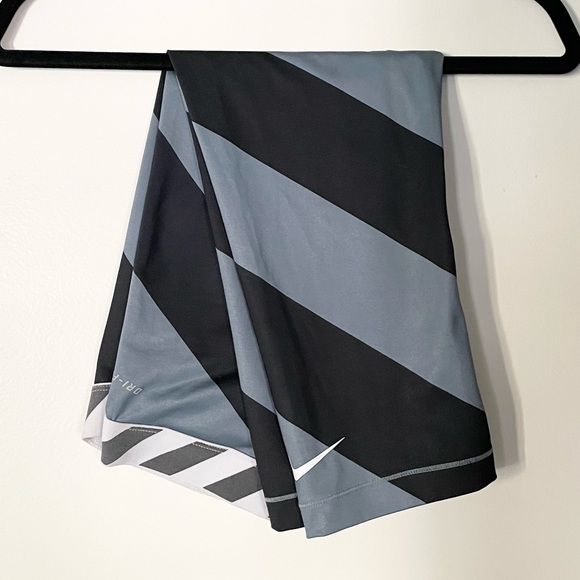 Black and gray Nike cropped workout leggings - Picture 2 of 4